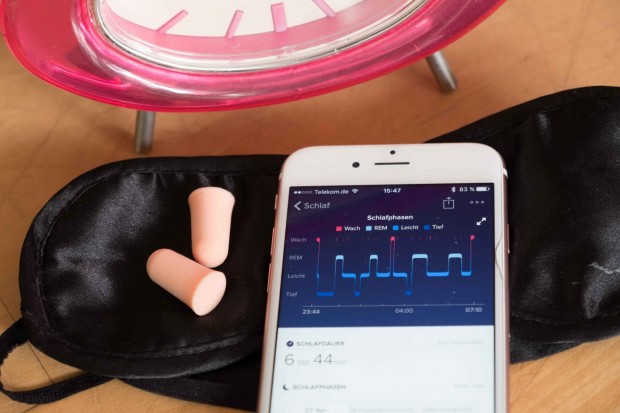 Morgens kann der Besitzer des Trackers von Fitbit gleich einen Blick auf seine Schlafdaten werfen. (Foto: Katja H&ouml;hne/Golem.de)